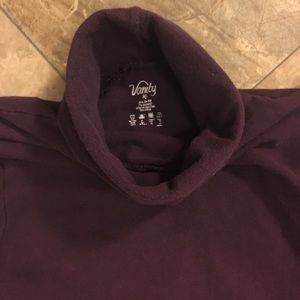 Maroon turtle-neck fitted shirt